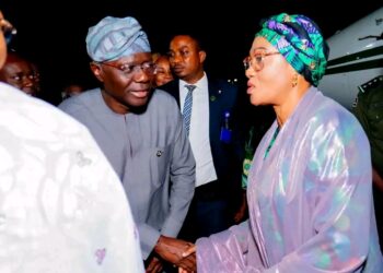 Sanwo-Olu Receives First Lady Oluremi Tinubu on Arrival in Lagos