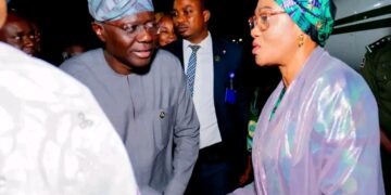 Sanwo-Olu Receives First Lady Oluremi Tinubu on Arrival in Lagos