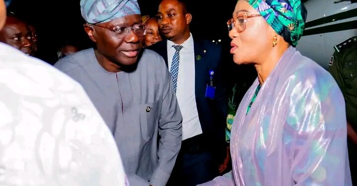 Sanwo-Olu Receives First Lady Oluremi Tinubu on Arrival in Lagos